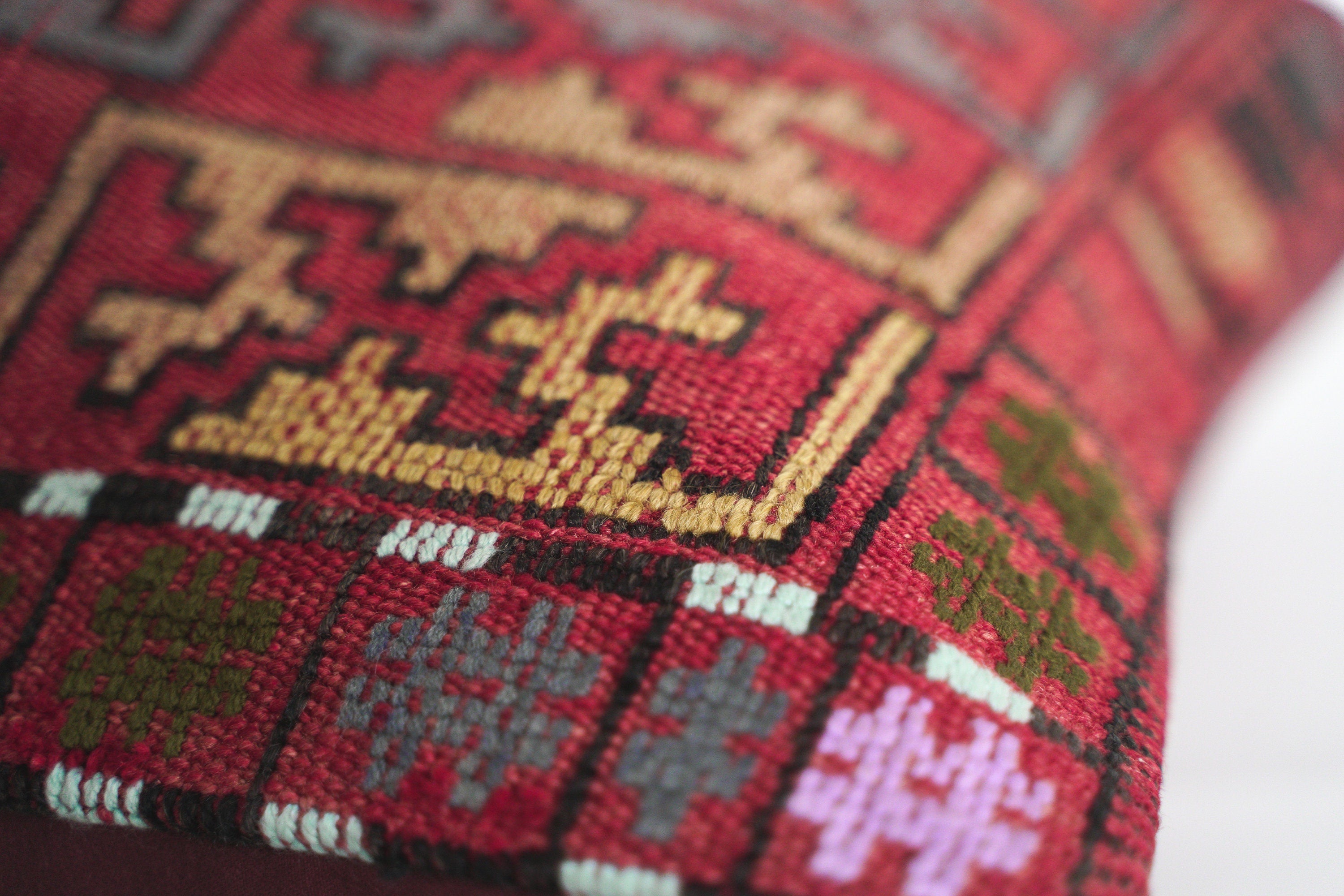 Echtes Nomadenkissen ca. 80 x 50 cm, vom Stamm der Karakecilli aus Anatolien. Nomadic Soul No. 223