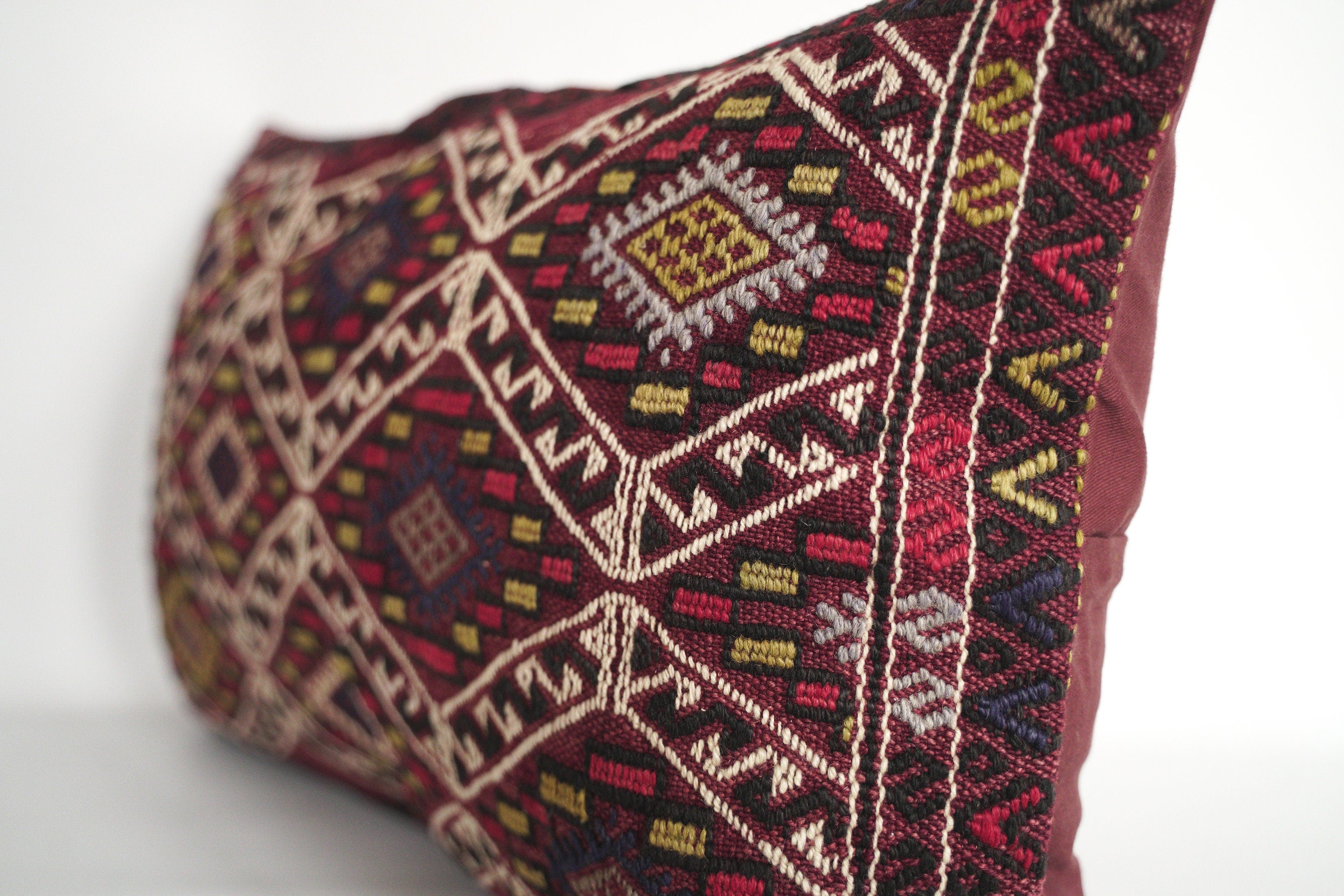Nomad cushion 70 x 53 cm, from the Karakecilli tribe from Anatolia. Vintage.
