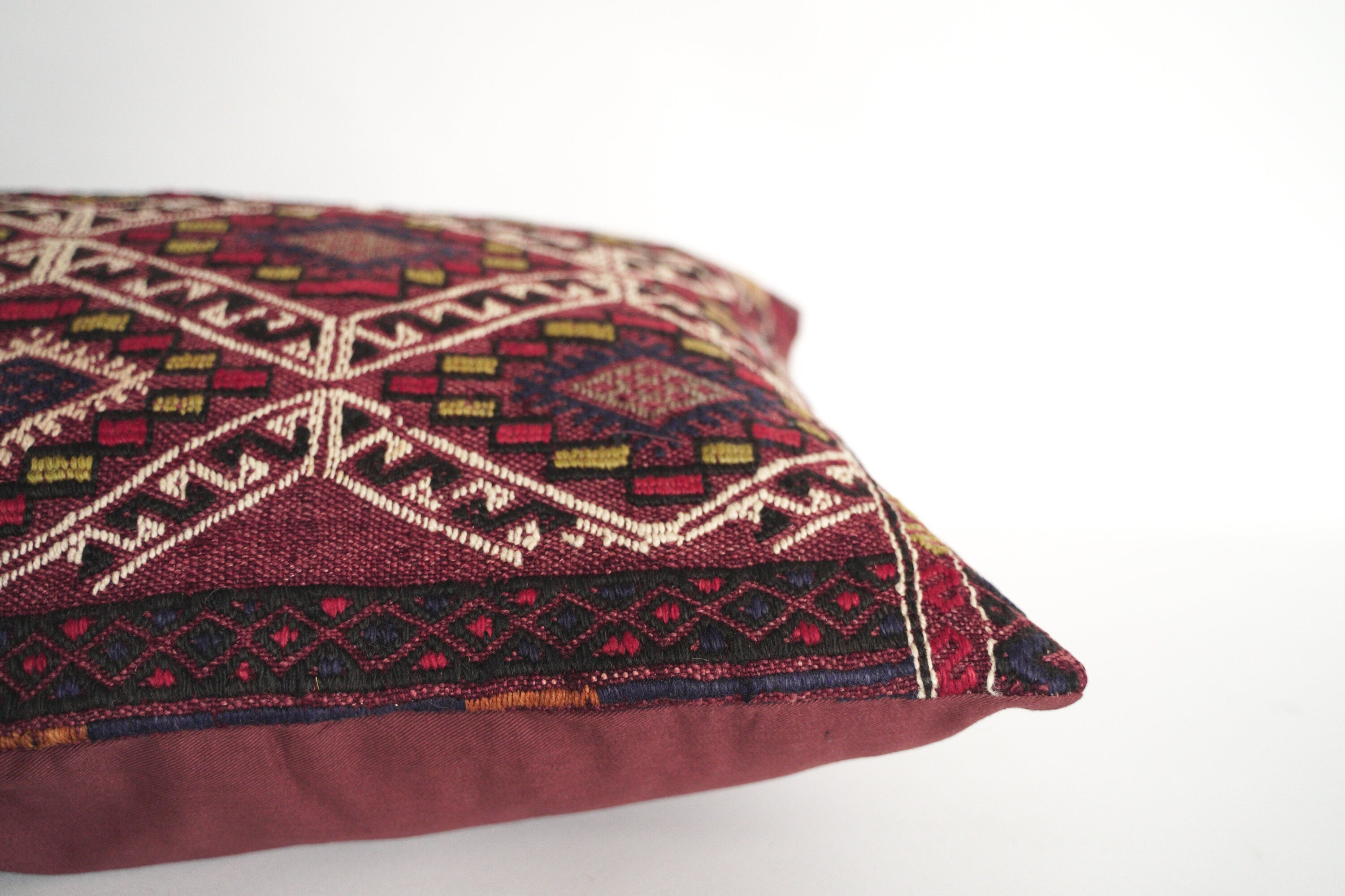 Nomad cushion 70 x 53 cm, from the Karakecilli tribe from Anatolia. Vintage.
