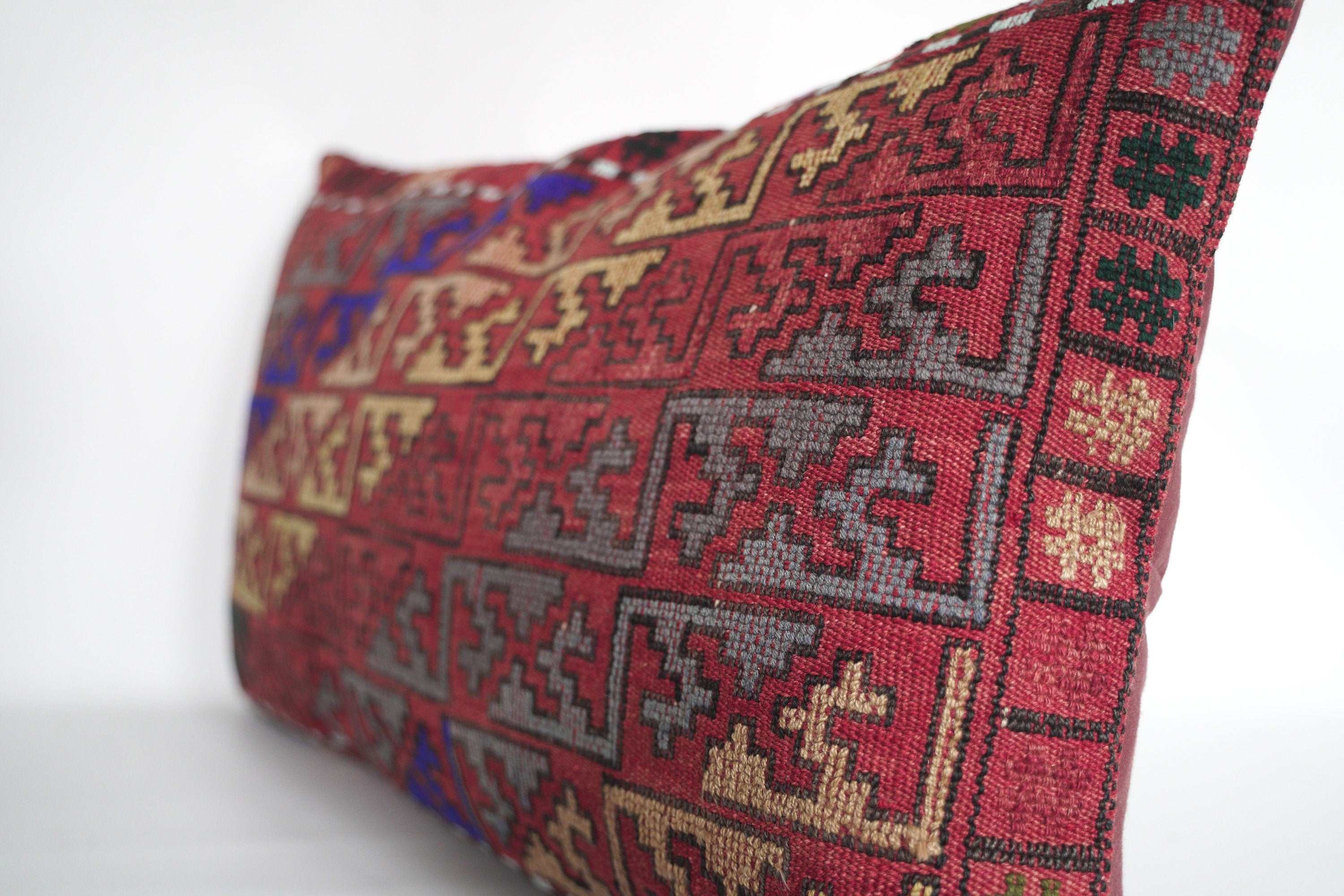 Echtes Nomadenkissen ca. 80 x 50 cm, vom Stamm der Karakecilli aus Anatolien. Nomadic Soul No. 223