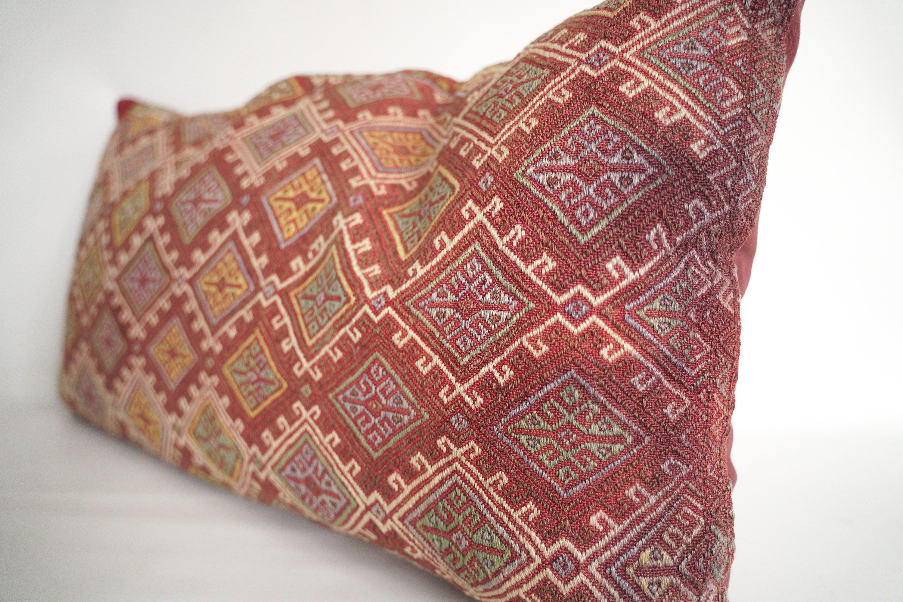 High quality vintage cushion 90 x 53 cm. Cushion cover from the nomadic tribe of the Karakecilli from Anatolia.
