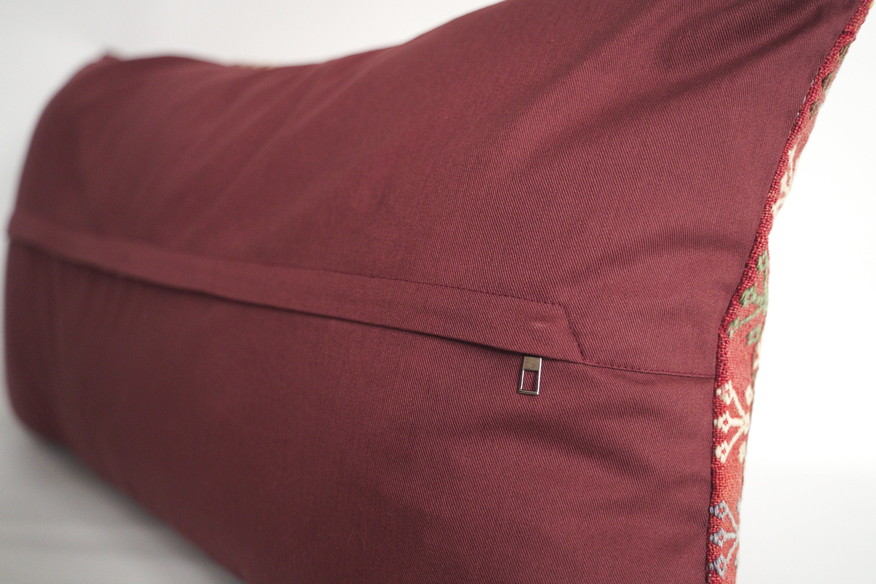 High quality vintage cushion 90 x 53 cm. Cushion cover from the nomadic tribe of the Karakecilli from Anatolia.