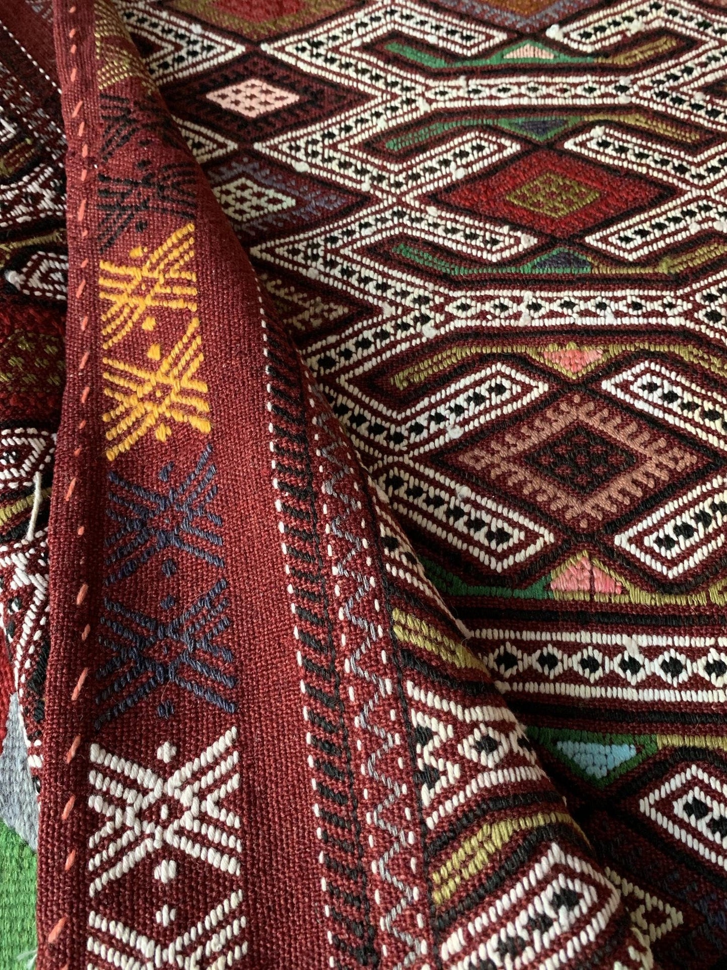 Broschierter Kelim, ca. 230 x 155 cm. Cicim Yörüken Kilim aus Zentralanatolien.