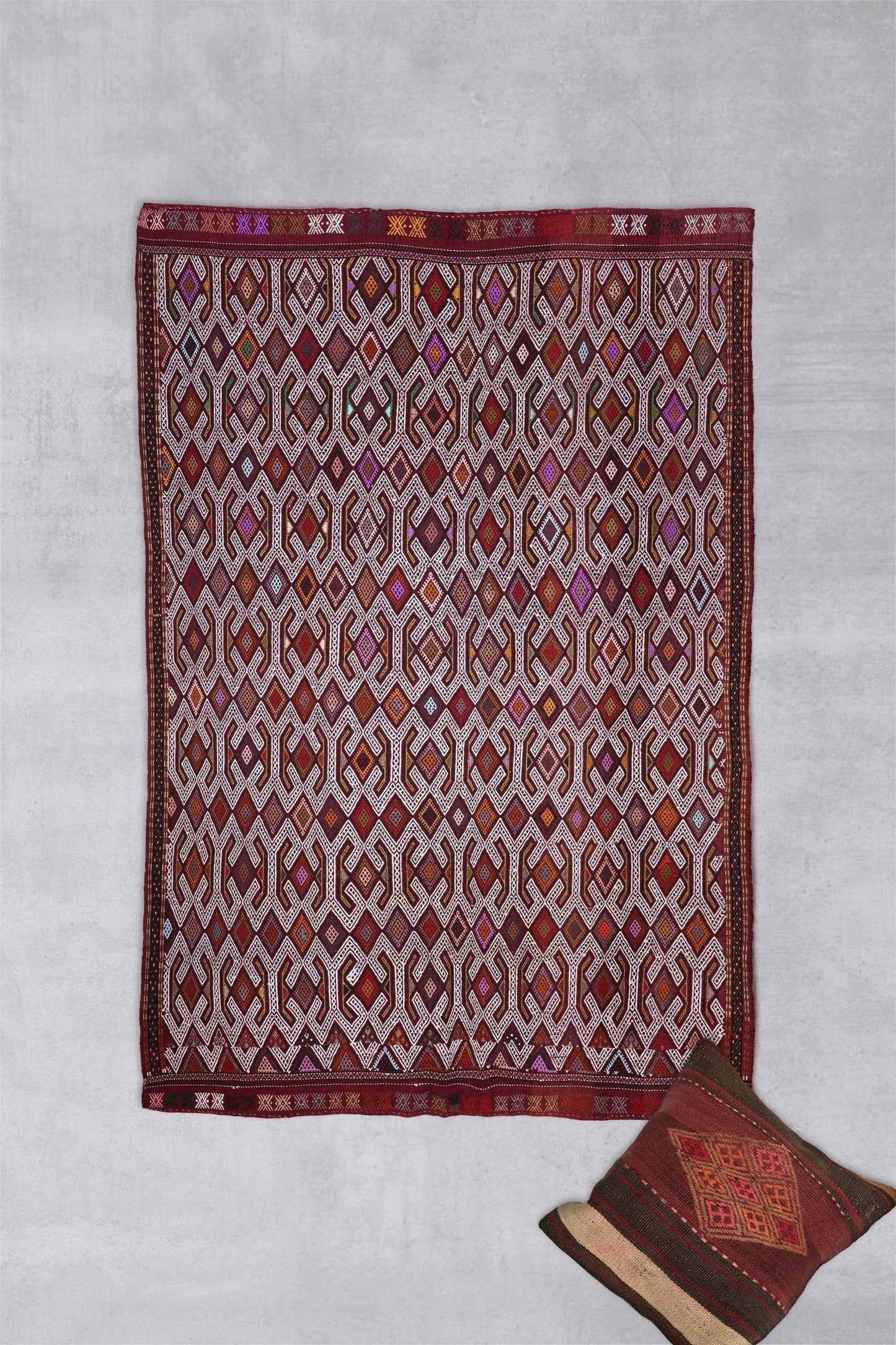 Broschierter Kelim, ca. 230 x 155 cm. Cicim Yörüken Kilim aus Zentralanatolien.