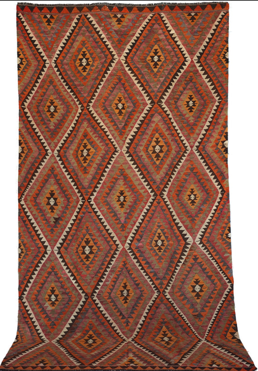 Kilim from the region of Mut in Anatolia. 315 x 174 cm. Wool. 